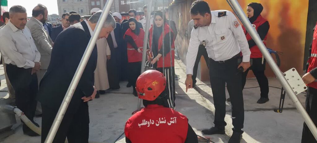 مانور نیروهای آتش نشانی اسلامشهر در روز آتش نشان